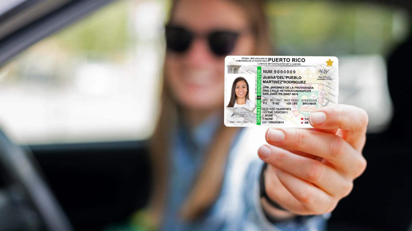 A smiling driver wearing sunglasses holds up her Puerto Rico driver’s license in a section that previews how to obtain this license.