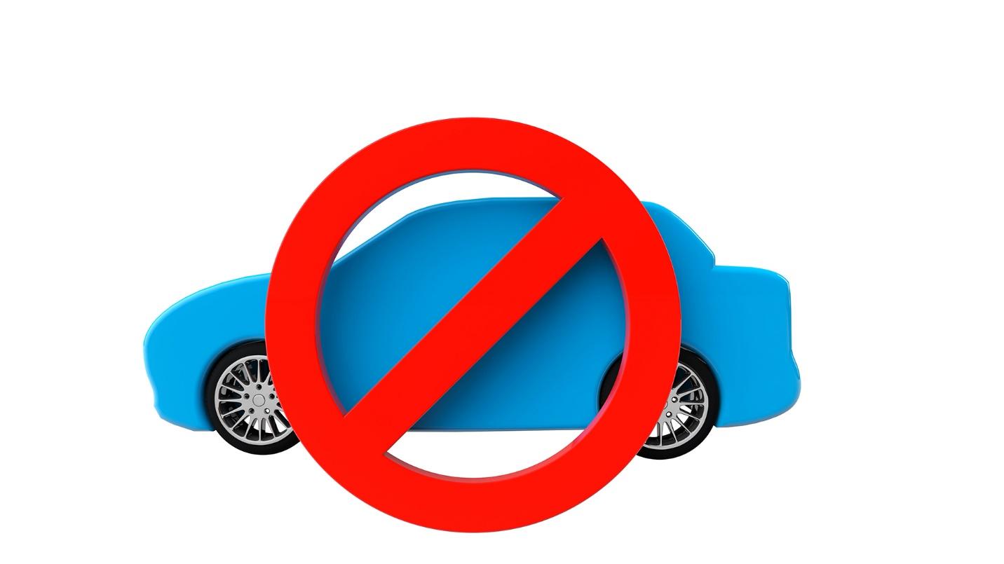 A red cancel symbol over a blue car in a section about driver’s licenses for visitors to and prospective residents of Puerto Rico.