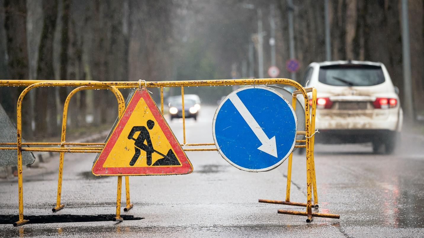 road issues signages on a road in Puerto Rico