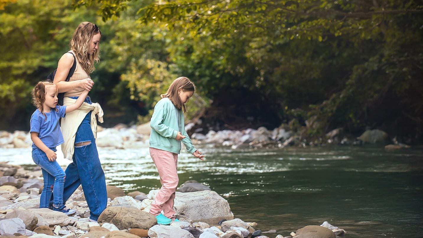 Perfect for families with young children, the El Angelito trail takes you to the breathtaking Mameyes River.