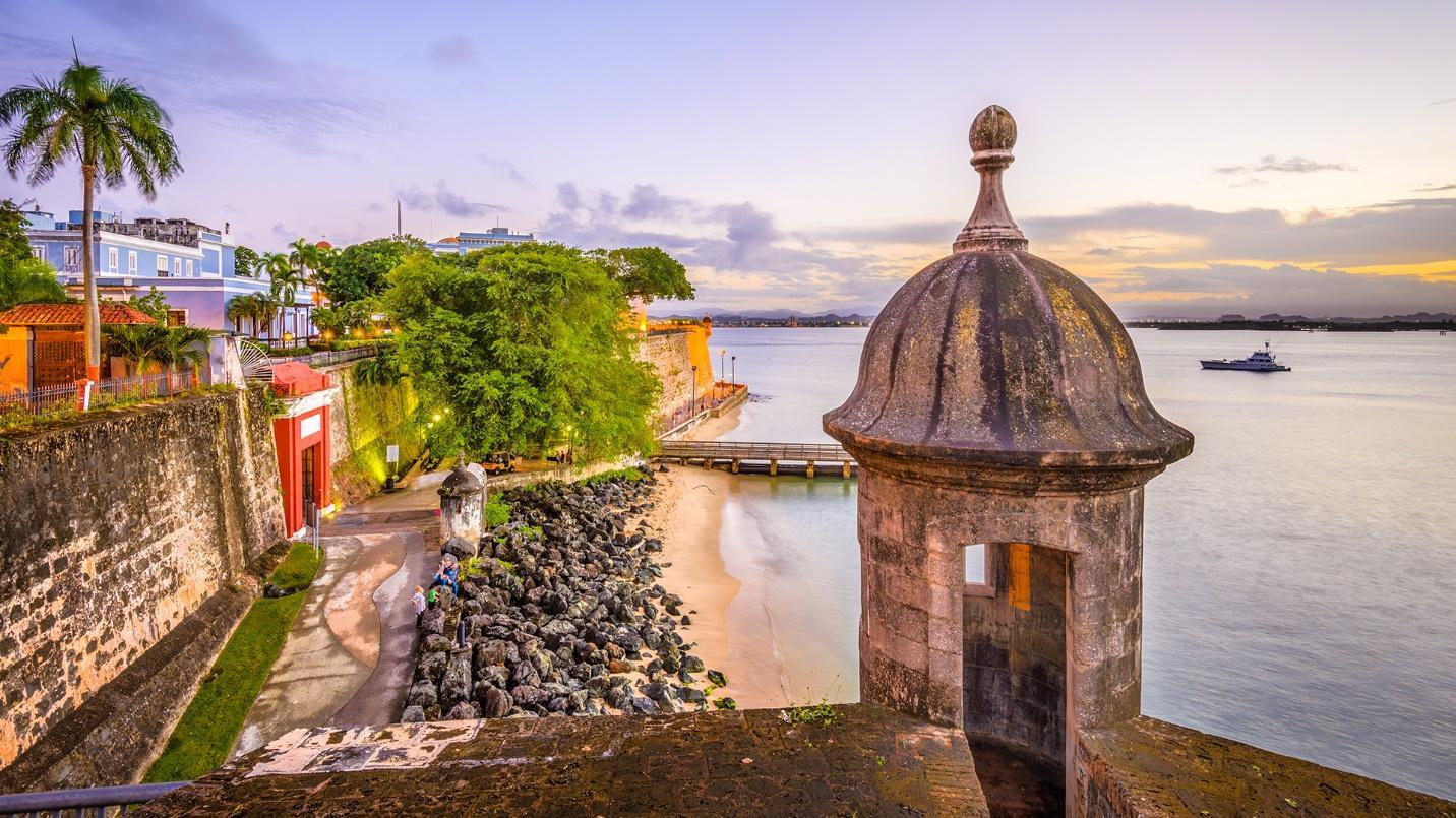 The city walls and San Juan Gate by the beach in a section describing their history and main characteristics. 