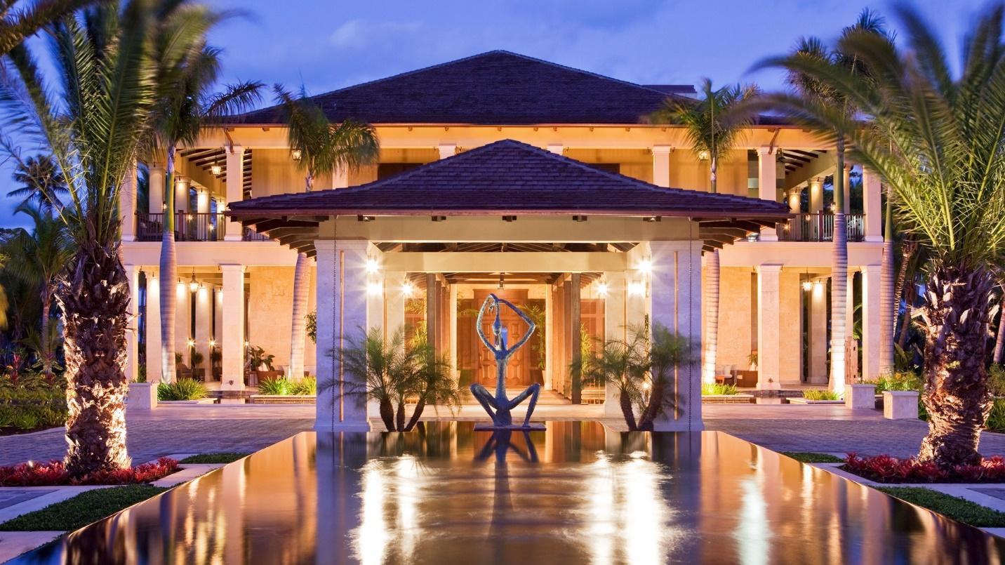 The palm tree-lined entrance to a retreat in a section describing the main St. Regis Bahia Beach Resort features. 